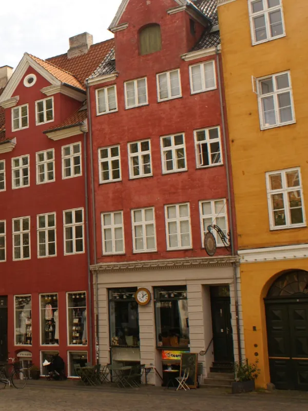 Røde byhuse med træer (Nyboder-stil)
