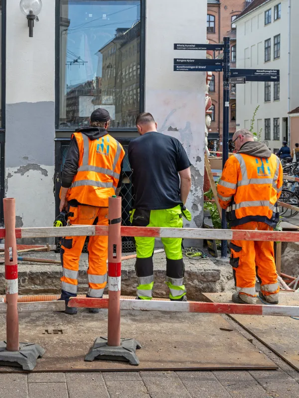 Vejarbejdere i gult på bygade