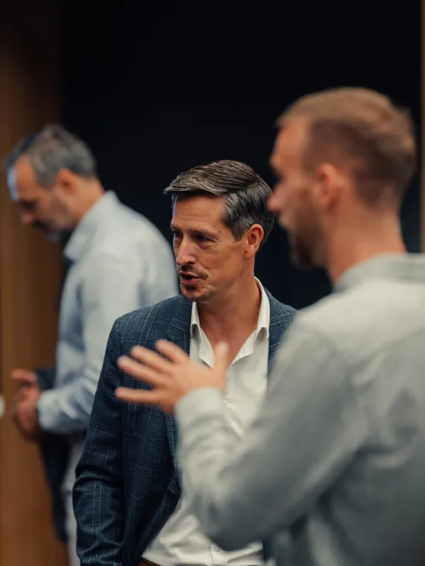 Mænd i samtale på kontor